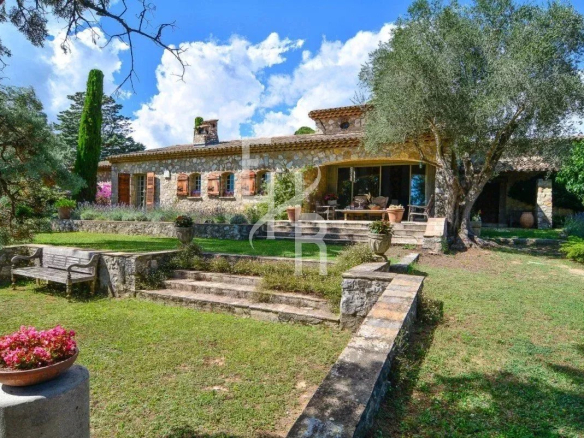 Mas provençal en pierre à la vente à Mougins avec vue panoramique