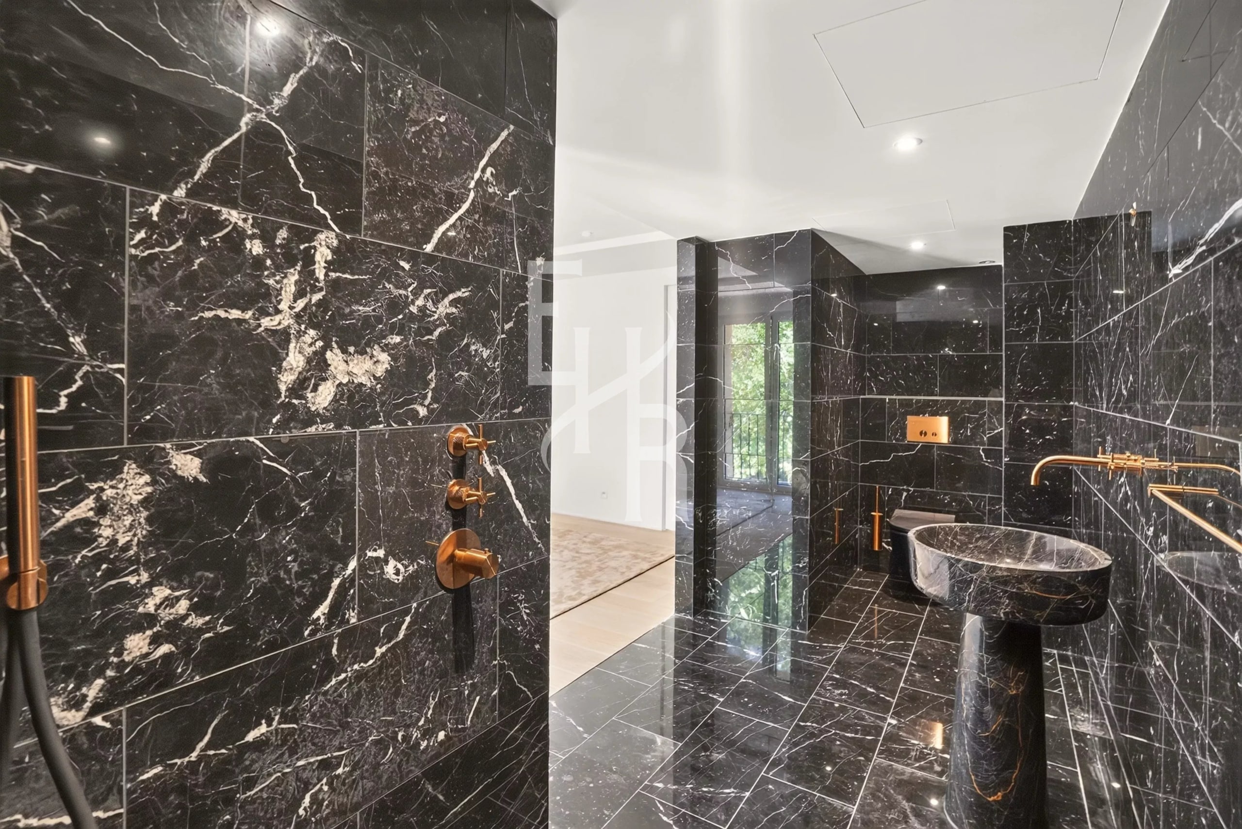 Salle de bain élégante en marbre noir Salle de bain moderne avec des murs en marbre noir et des accessoires dorés