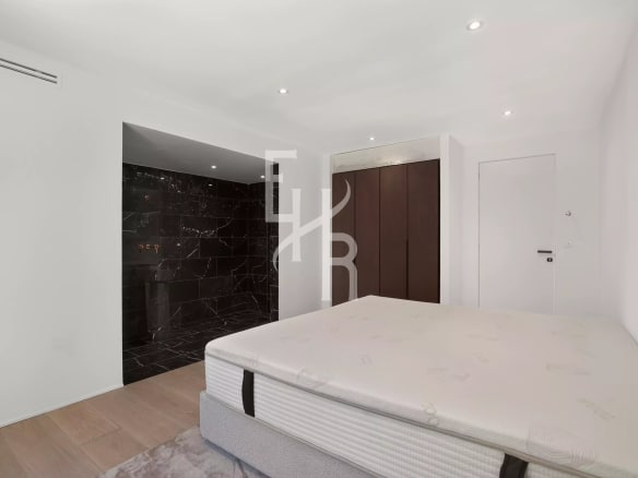 Chambre d'une villa à Mougins avec un lit et des murs modernes.