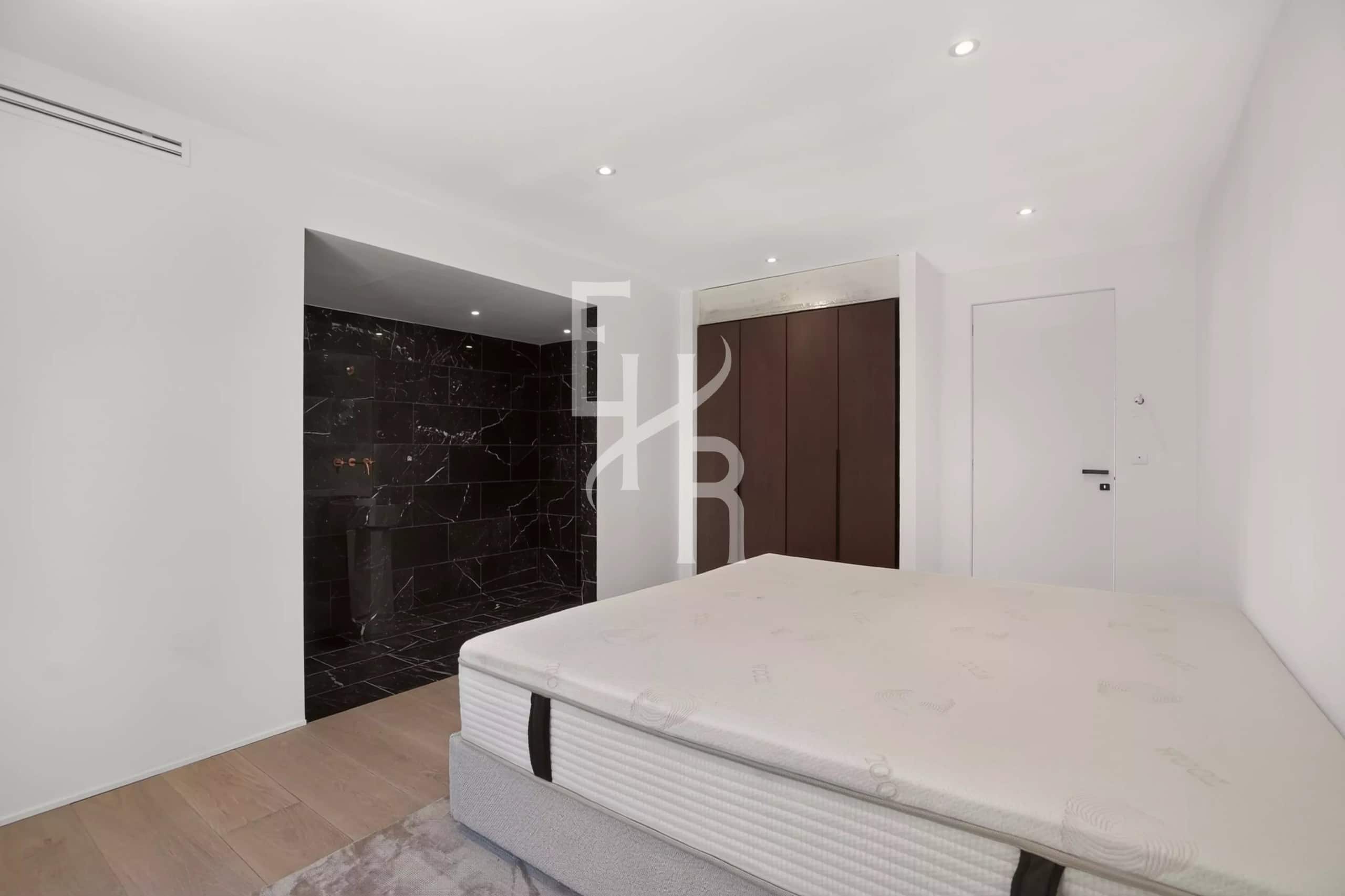 Chambre moderne dans une villa à Mougins Chambre d'une villa à Mougins avec un lit et des murs modernes.