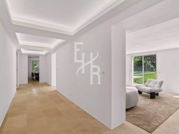 Intérieur moderne d'une villa à Mougins avec couloir lumineux et salon.