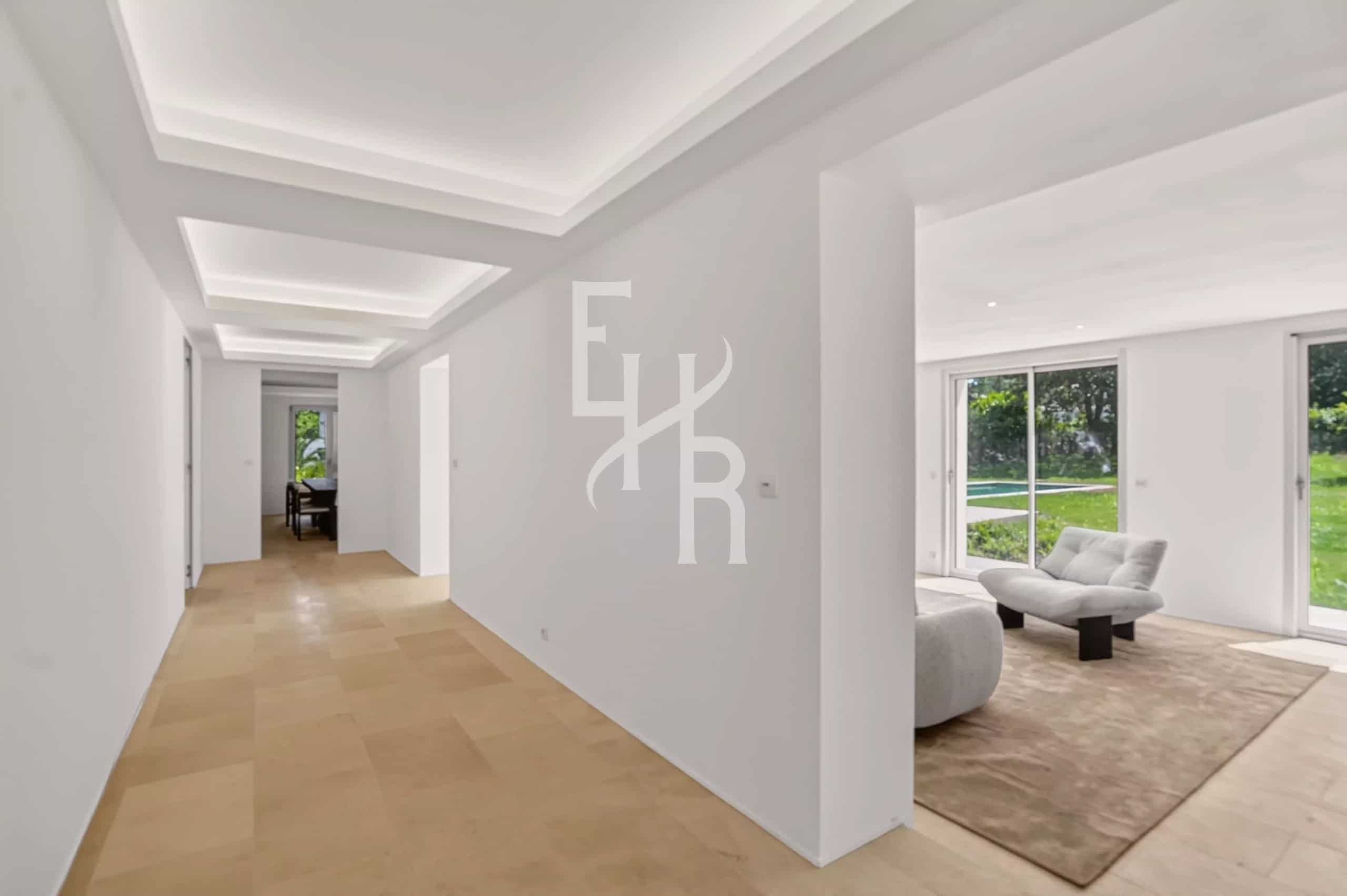 Intérieur de la villa à Mougins Intérieur moderne d'une villa à Mougins avec couloir lumineux et salon.