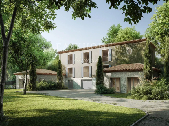 Vue extérieure d'une villa dans un domaine résidentiel à Mougins, entourée de jardins paysagers.