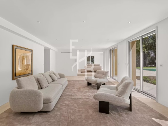Intérieur d'une villa moderne à Mougins avec un salon spacieux et lumineux.