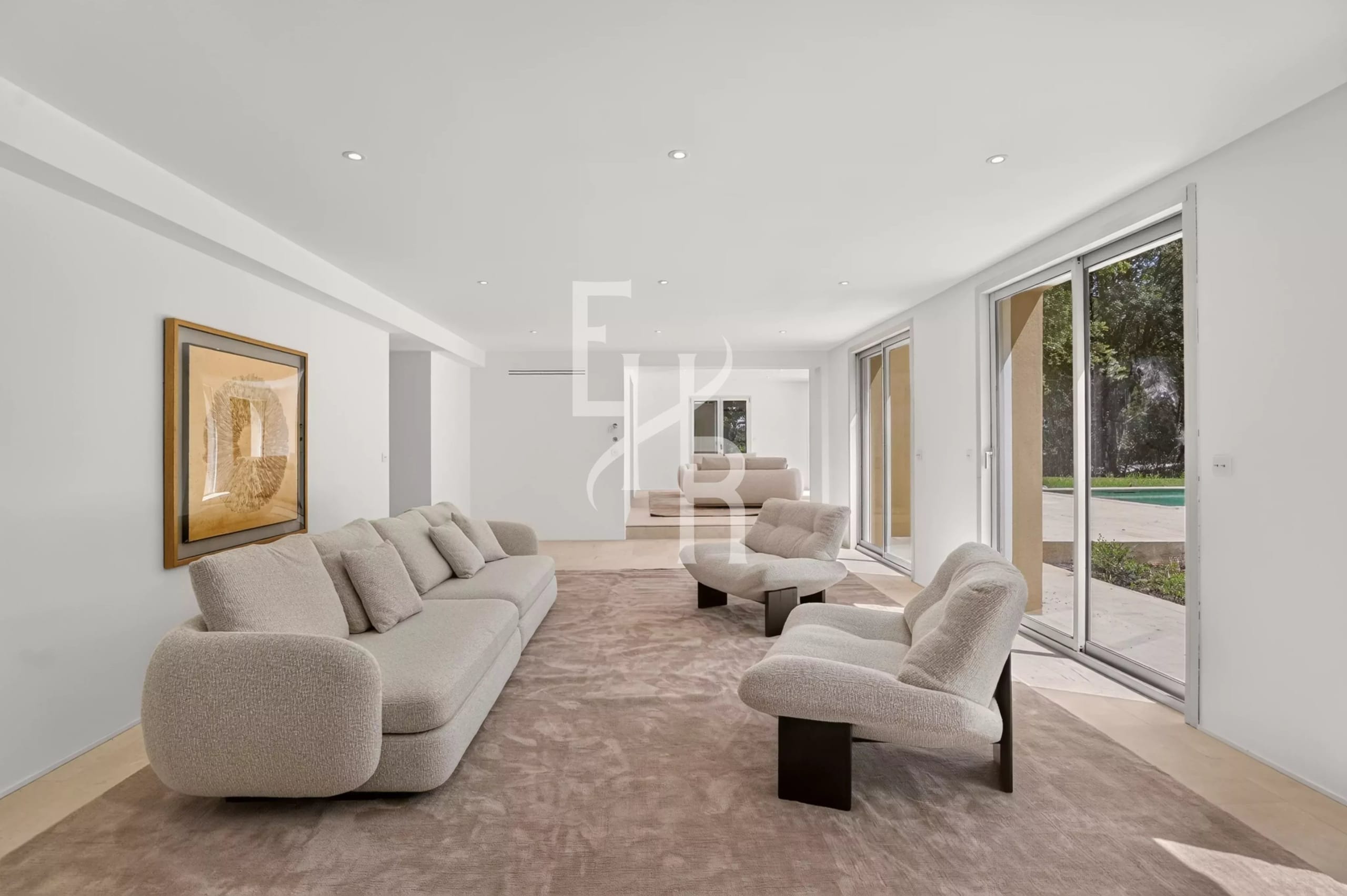Salon moderne dans une villa à Mougins Intérieur d'une villa moderne à Mougins avec un salon spacieux et lumineux.