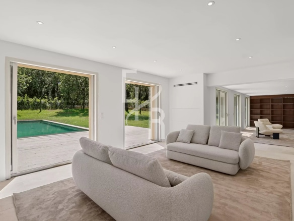 Intérieur moderne d'une villa à Mougins avec salon et vue sur la piscine extérieure