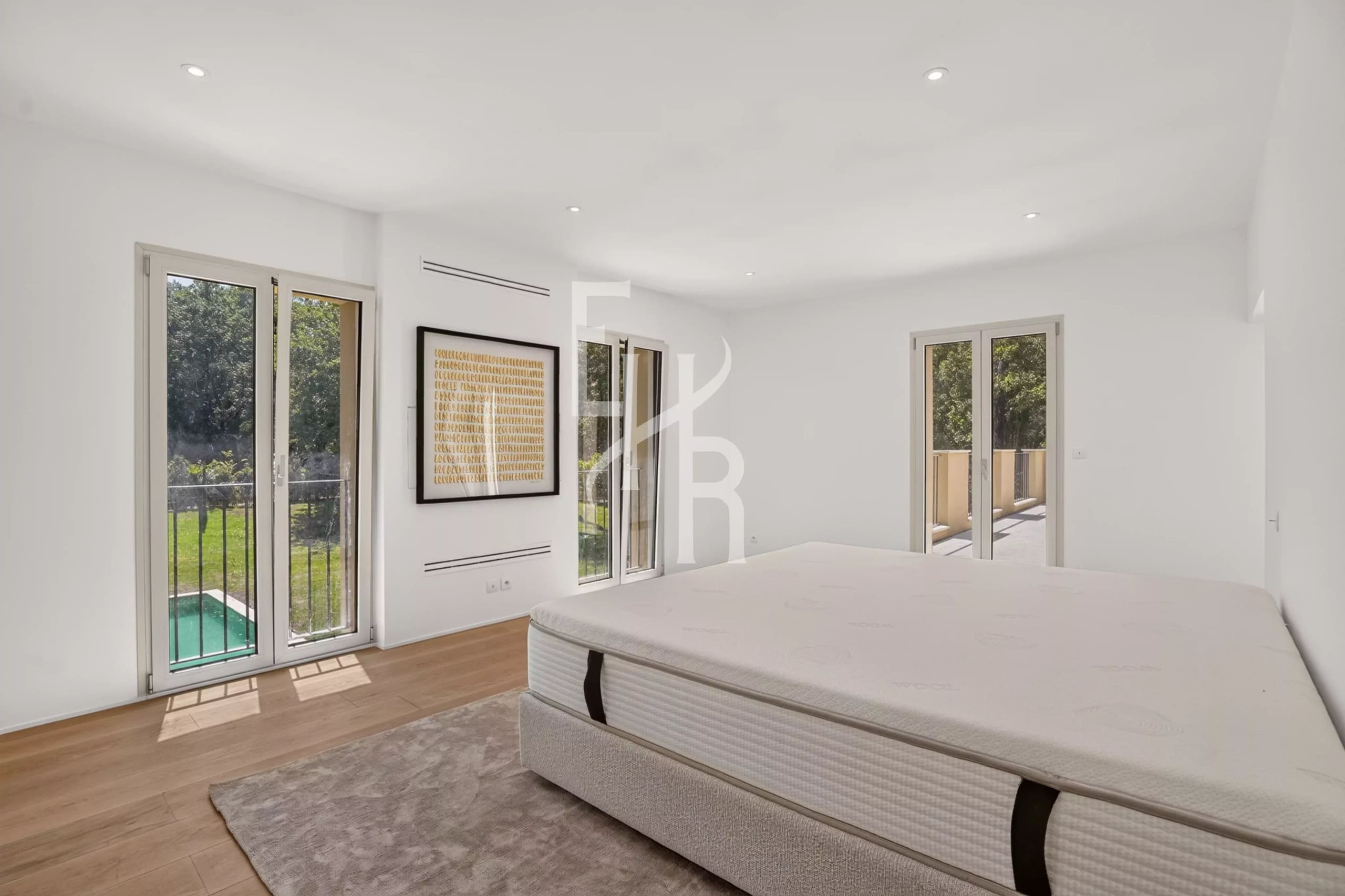 Chambre dans une villa à Mougins Chambre spacieuse avec fenêtres donnant sur un jardin à Mougins.