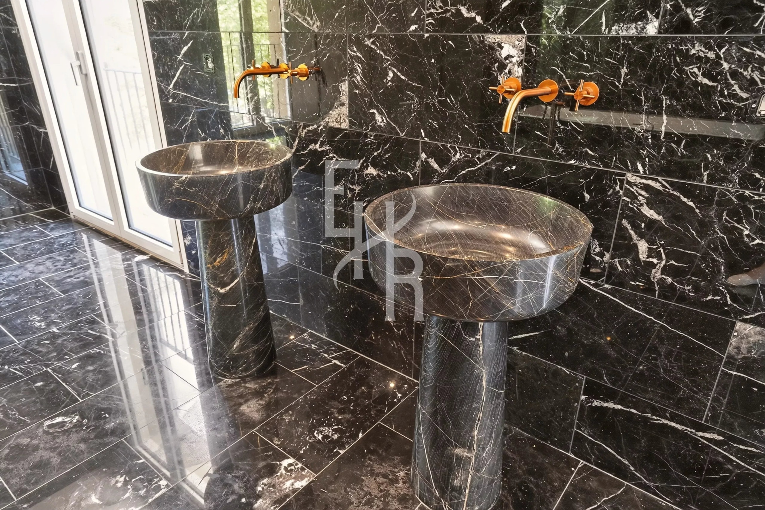 Salle de bains élégante en marbre Salle de bains avec deux lavabos en marbre noir et robinets dorés.