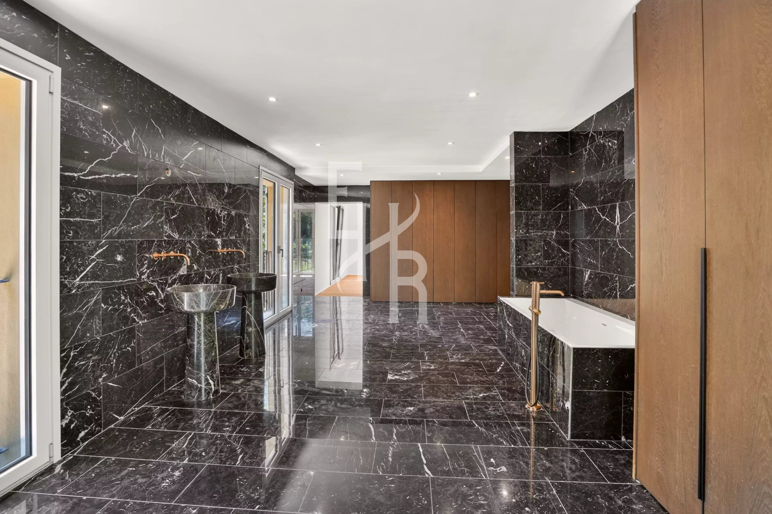 Intérieur de villa à Mougins Intérieur moderne d'une villa avec murs en marbre noir et éléments en bois à Mougins.