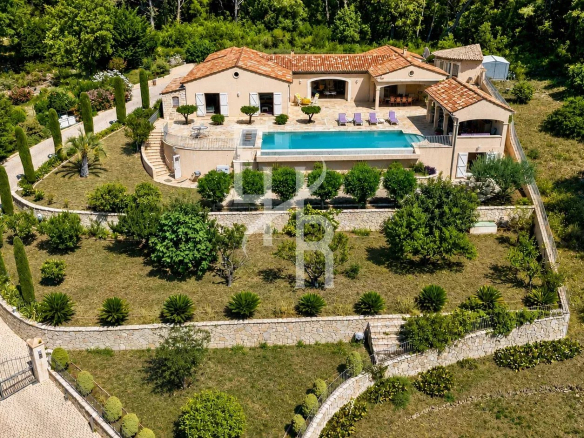 Single-storey villa with swimming pool and garden, panoramic view in Cabris.