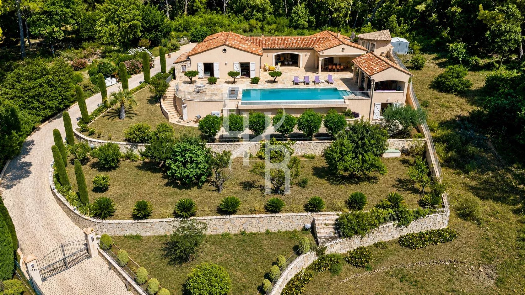 Single-storey villa with swimming pool and garden, panoramic view in Cabris.