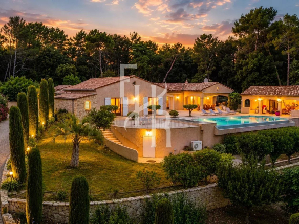 Single-storey villa with swimming pool and garden in Cabris, surrounded by greenery and panoramic sunset views.