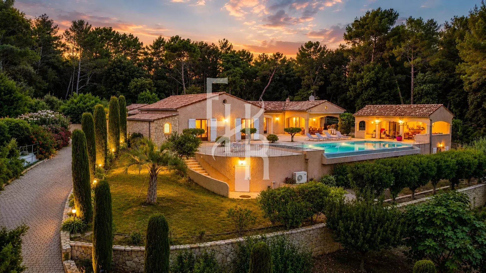 Single-storey villa with swimming pool and garden in Cabris, surrounded by greenery and panoramic sunset views.