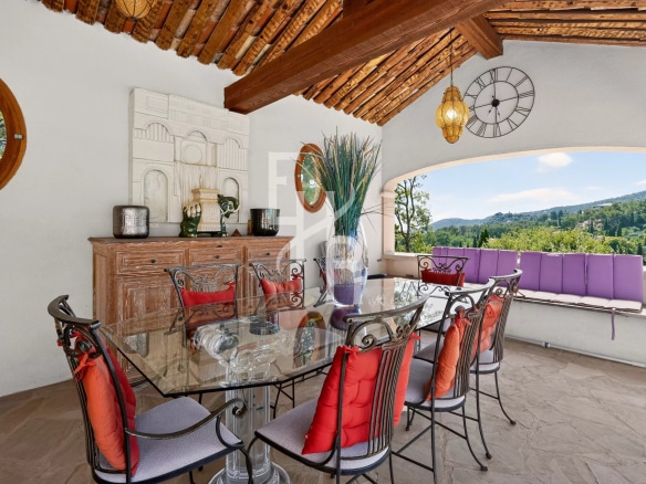 Outdoor dining area with views of the greenery in Cabris
