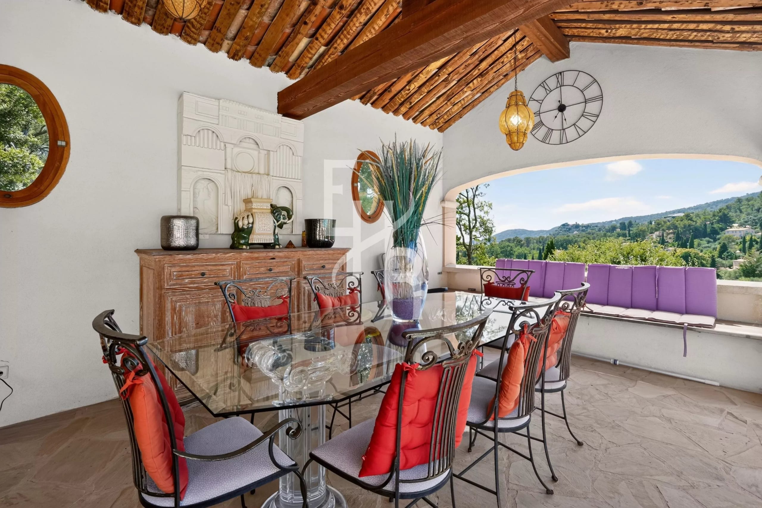 Outdoor dining area with views of the greenery in Cabris