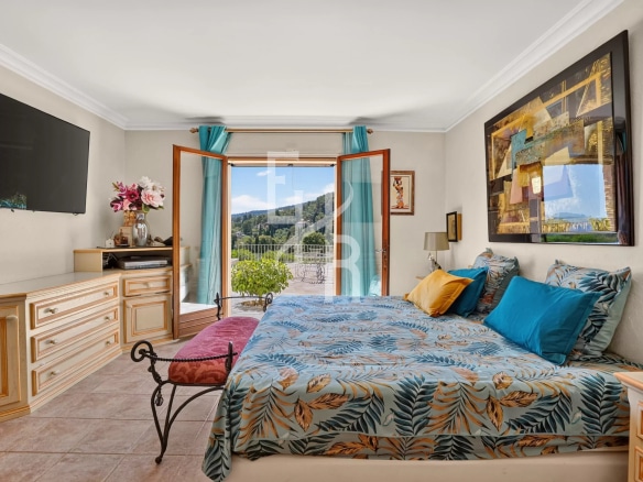 Room in a villa in Cabris with panoramic views of nature