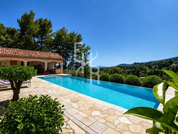 Villa with pool and panoramic views of nature in Cabris
