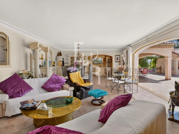 Interior of a villa in Cabris with a spacious living room and elegant furniture.