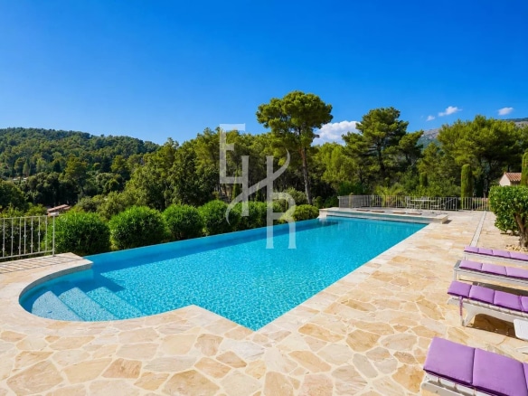 Villa with swimming pool and panoramic views of the surrounding greenery in Cabris