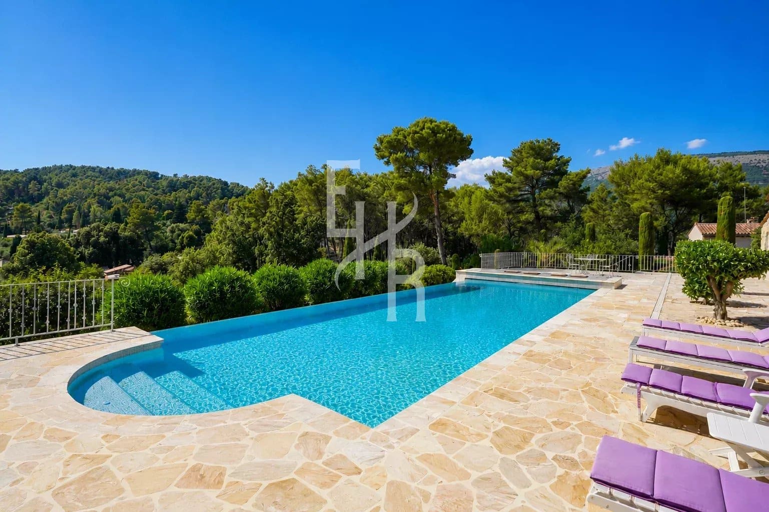 Villa with swimming pool and panoramic views of the surrounding greenery in Cabris