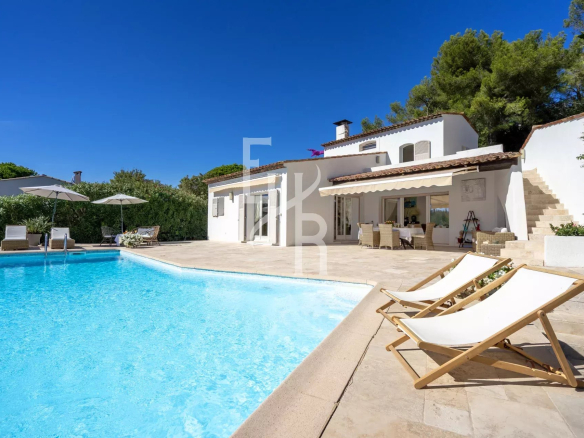 Villa with swimming pool and view of the old village of Mougins, recently renovated.