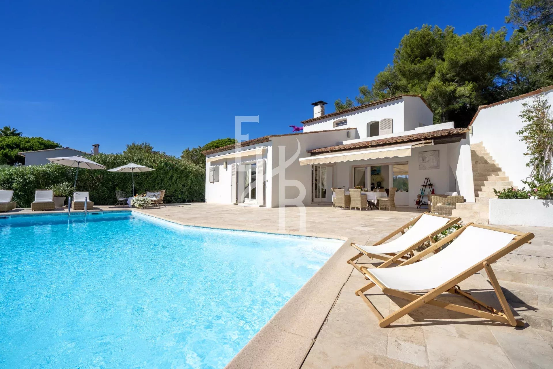 Villa for sale in Mougins Villa with swimming pool and view of the old village of Mougins, recently renovated.