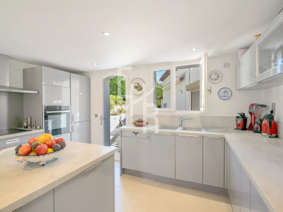 Modern and bright kitchen in a villa in Mougins, with a view of the village.
