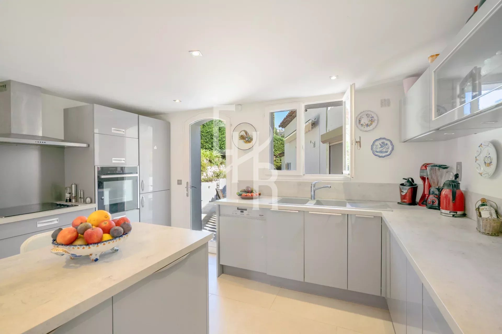 Villa kitchen in Mougins Modern and bright kitchen in a villa in Mougins, with a view of the village.