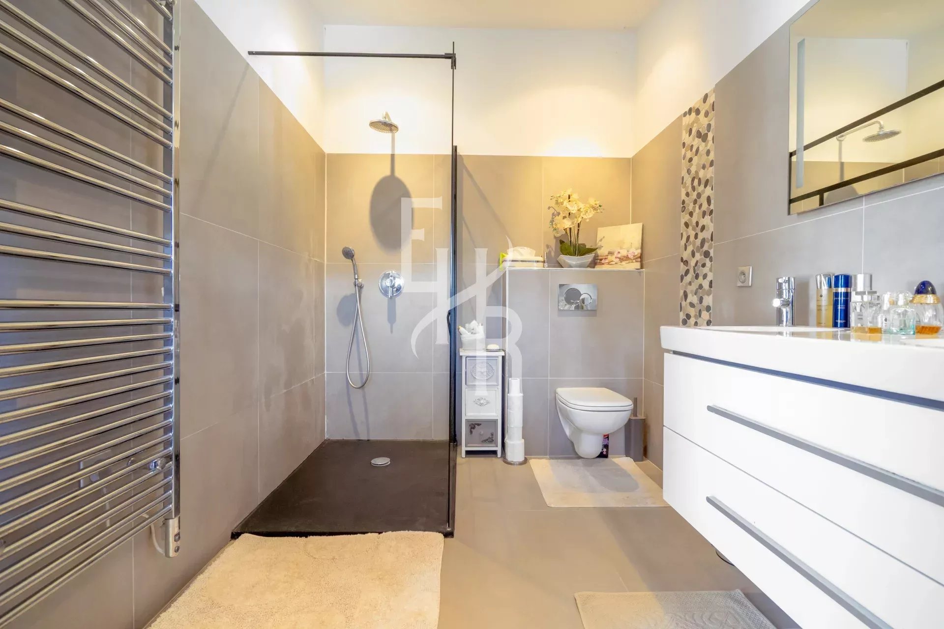 Renovated bathroom Modern bathroom with walk-in shower and vanity unit.