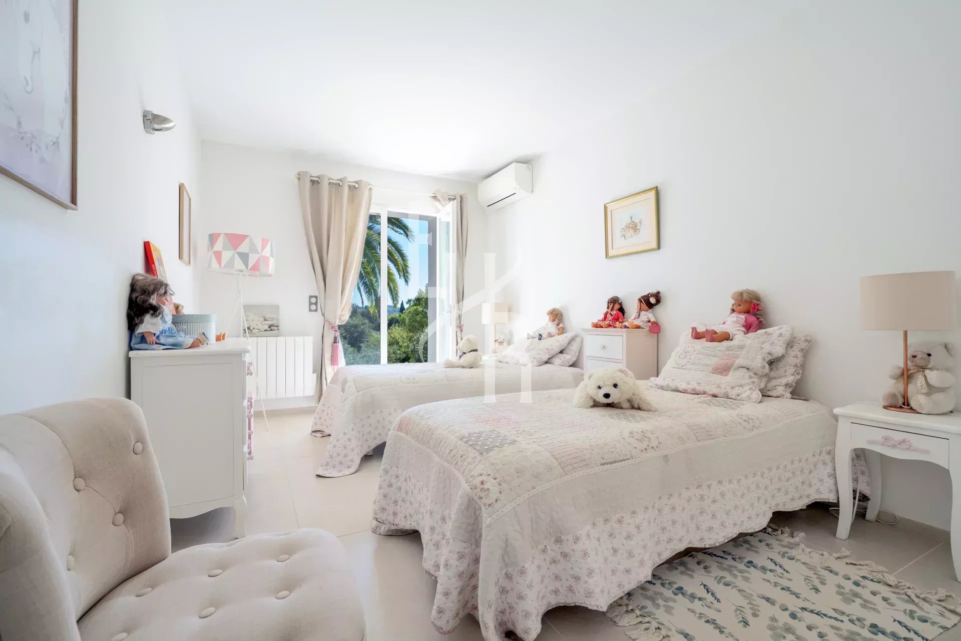 Children's bedroom in a villa in Mougins Children's bedroom with two single beds and soft decorations in a villa in Mougins.