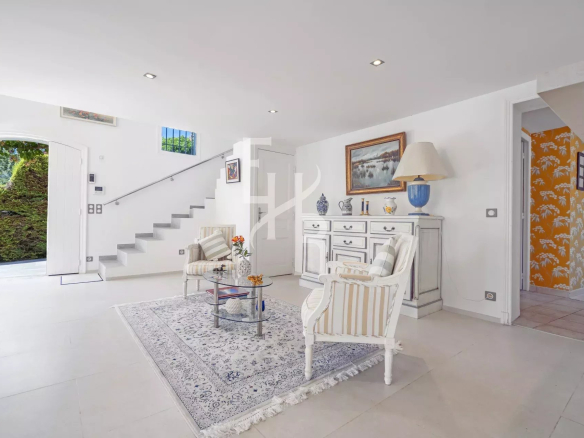 Interior of a recently renovated villa in Mougins, with a bright living room and a modern staircase.