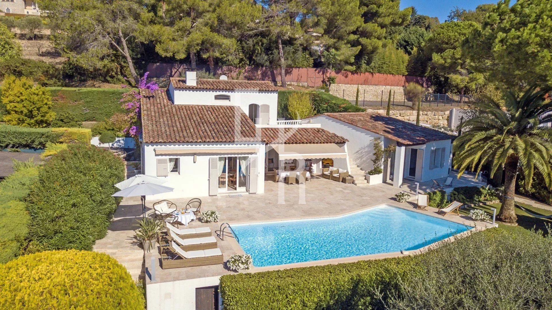 Villa for sale in Mougins Villa with swimming pool and panoramic views of the village of Mougins, surrounded by greenery.