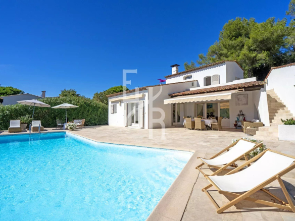 Villa with swimming pool and terrace in Mougins, overlooking the village and the Mediterranean countryside.