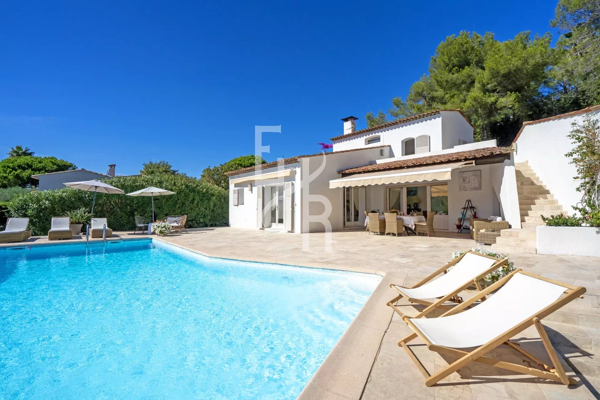 Villa for sale in Mougins Villa with swimming pool and terrace in Mougins, overlooking the village and the Mediterranean countryside.