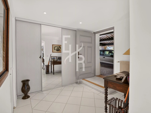 Intérieur d'une villa familiale avec entrée spacieuse et décoration moderne.