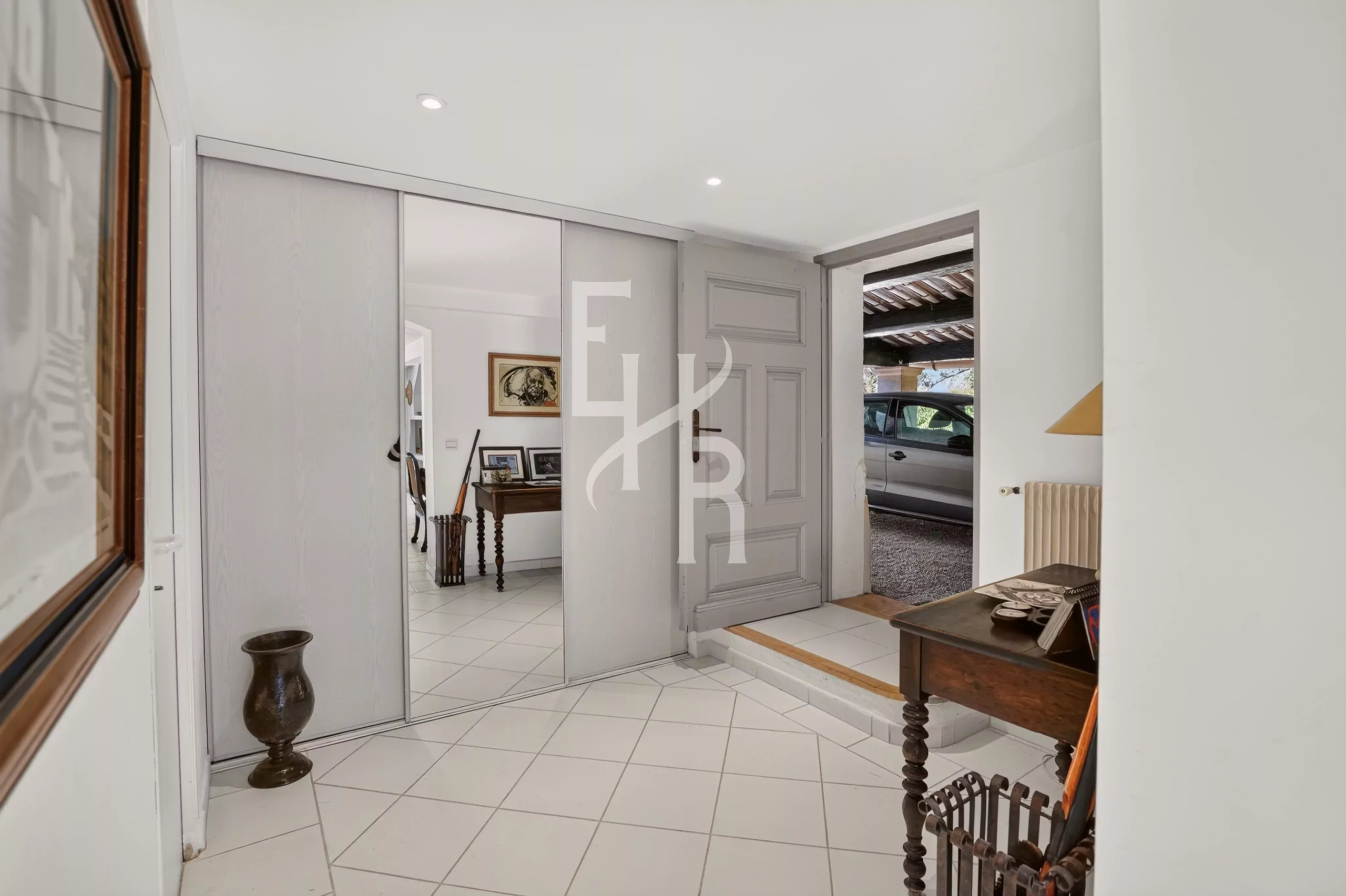 Entrée de villa familiale à Opio Intérieur d'une villa familiale avec entrée spacieuse et décoration moderne.