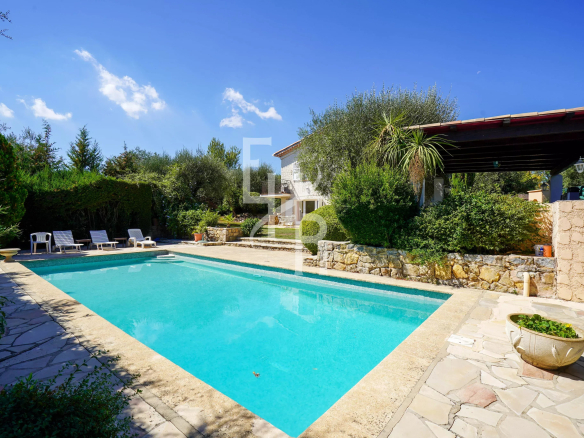 Villa familiale avec piscine dans un secteur résidentiel d'Opio, près de Valbonne.