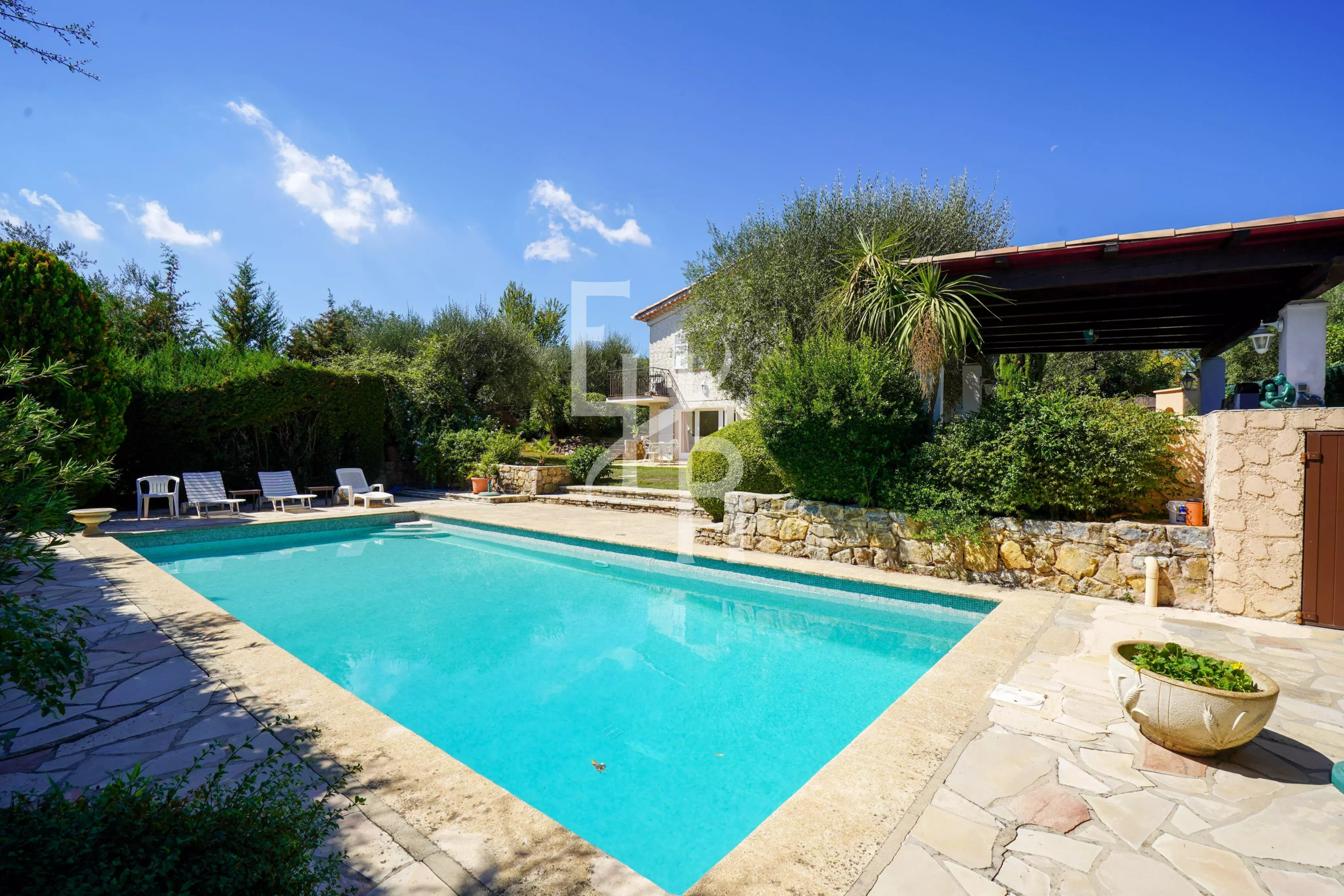 Villa avec piscine à Opio Villa familiale avec piscine dans un secteur résidentiel d'Opio, près de Valbonne.