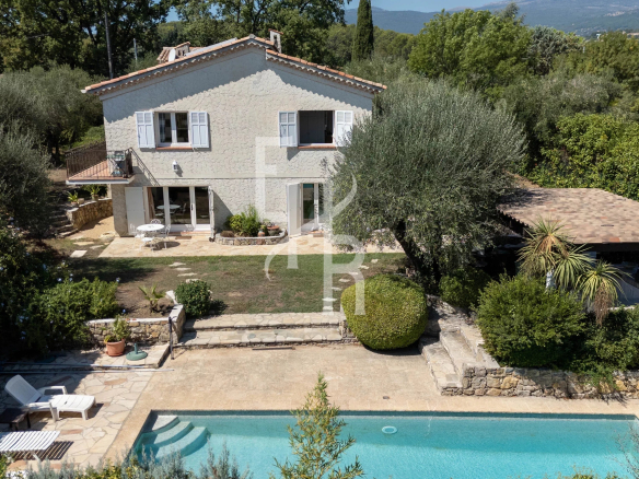 Villa familiale avec piscine et terrasse, située dans un secteur résidentiel à Opio, près de Valbonne.