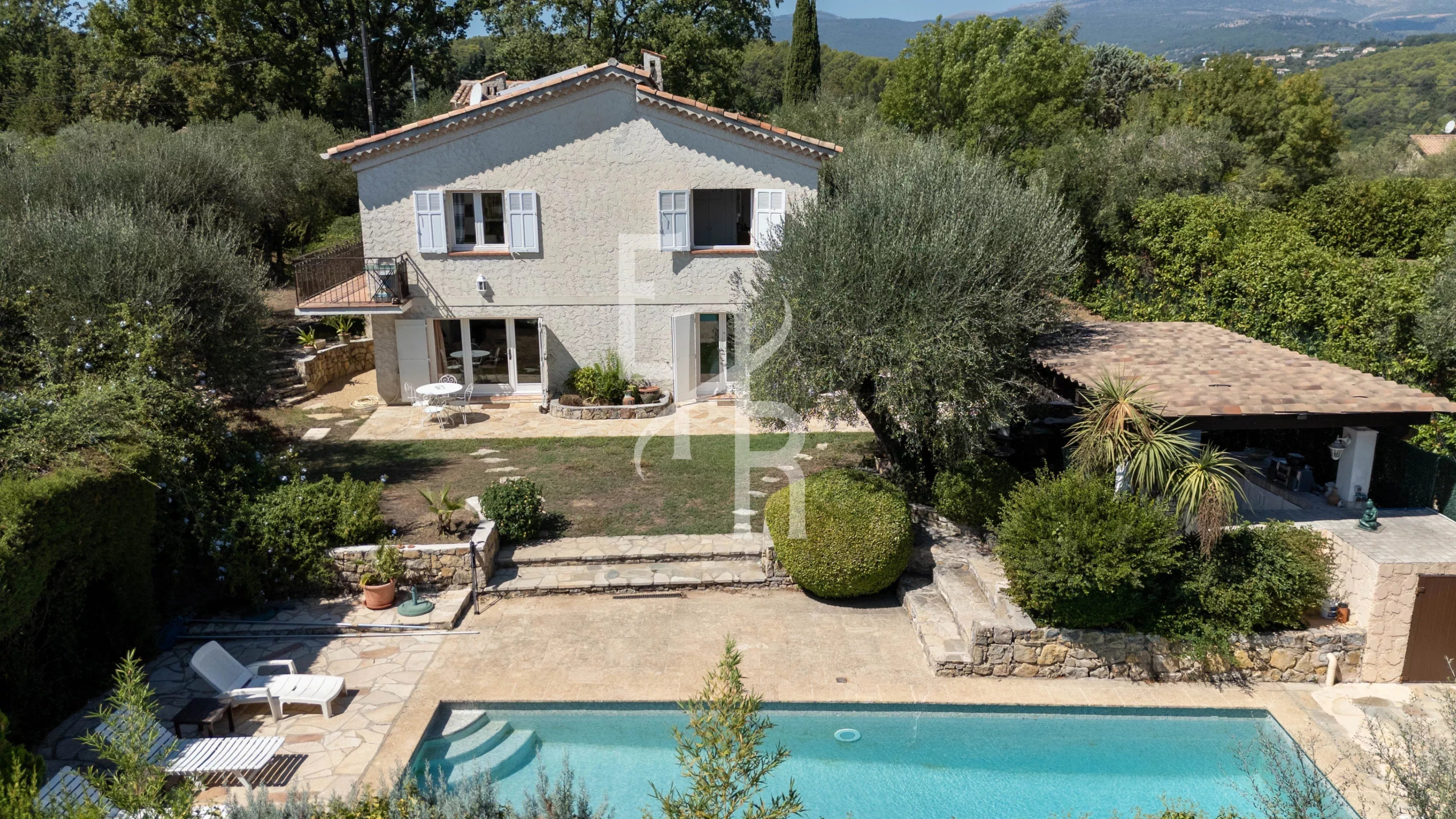 Villa familiale à Opio Villa familiale avec piscine et terrasse, située dans un secteur résidentiel à Opio, près de Valbonne.