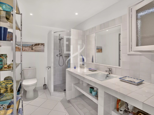 Salle de bain moderne avec douche, lavabo et toilettes dans une villa familiale à Opio.