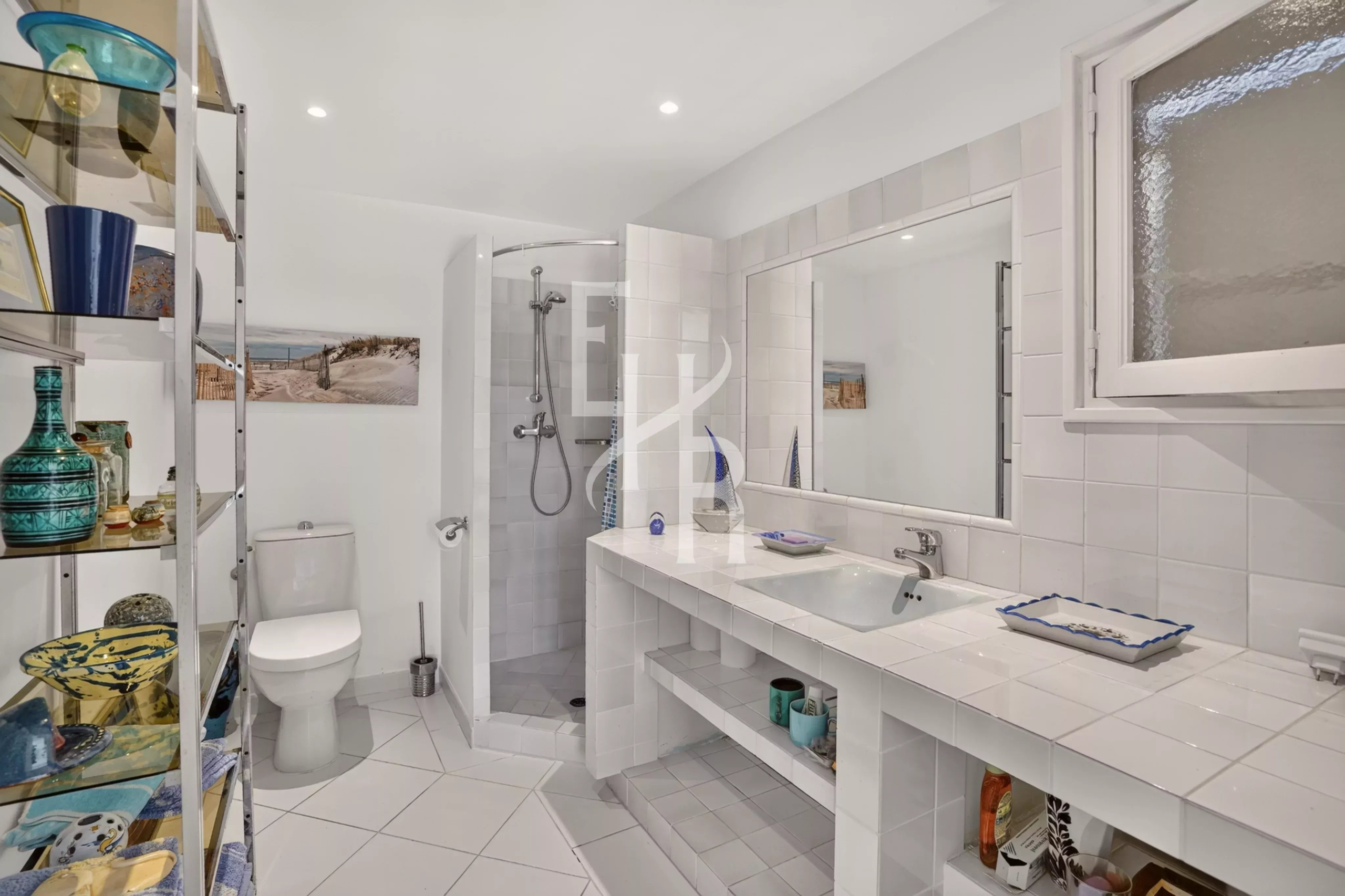 Salle de bain de la villa à Opio Salle de bain moderne avec douche, lavabo et toilettes dans une villa familiale à Opio.