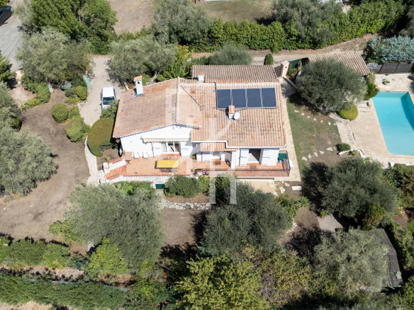 Vue aérienne d'une villa familiale avec piscine et jardin à Opio, près de Valbonne.
