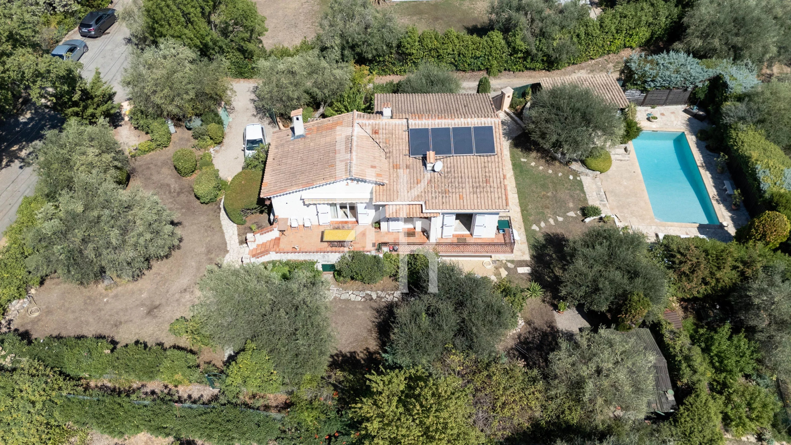 Villa familiale à Opio avec piscine Vue aérienne d'une villa familiale avec piscine et jardin à Opio, près de Valbonne.