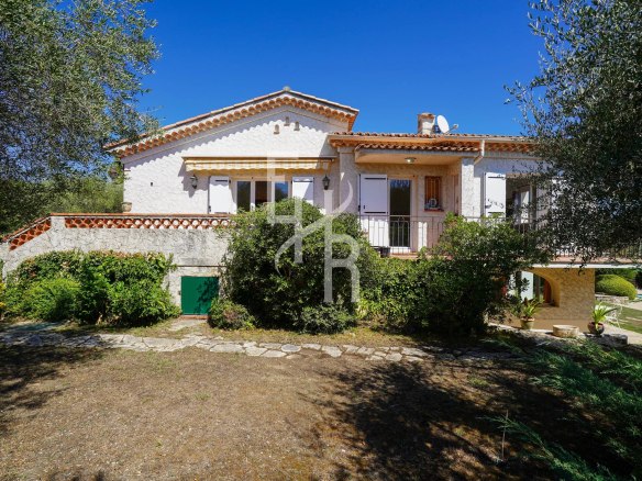 Villa familiale avec piscine dans un secteur résidentiel à Opio, près de Valbonne.