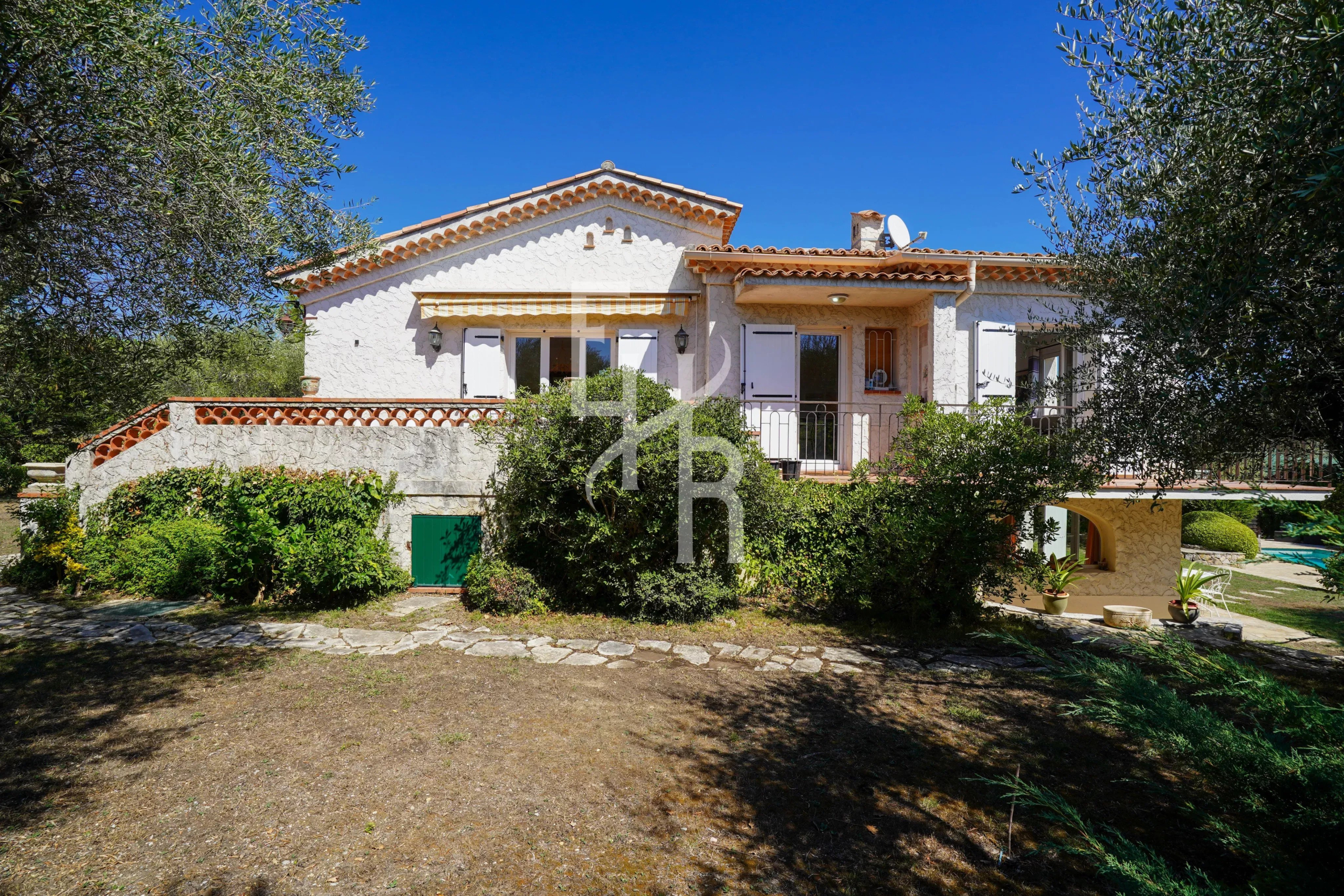 Villa familiale à Opio Villa familiale avec piscine dans un secteur résidentiel à Opio, près de Valbonne.