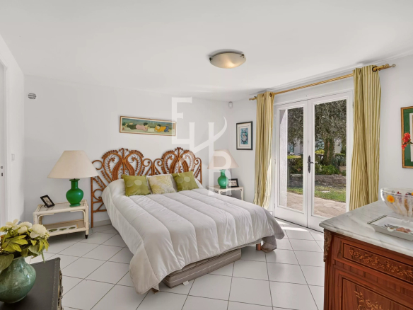 Chambre lumineuse avec lit double et accès à l'extérieur, villa à Opio.