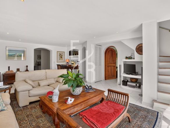 Intérieur d'une villa familiale à Opio, salon lumineux avec cheminée et décoration provençale.
