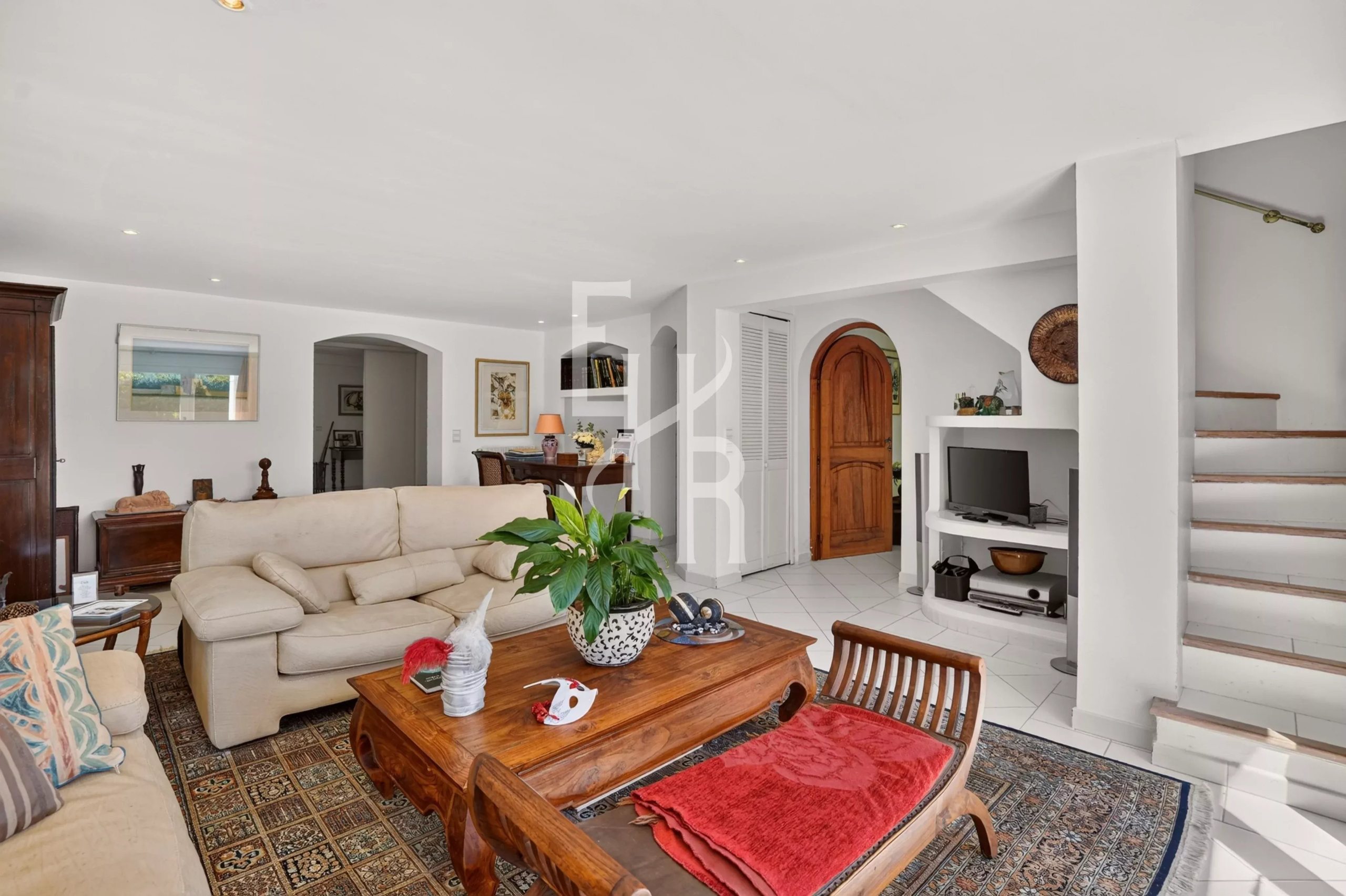 Intérieur d’une villa à Opio Intérieur d'une villa familiale à Opio, salon lumineux avec cheminée et décoration provençale.