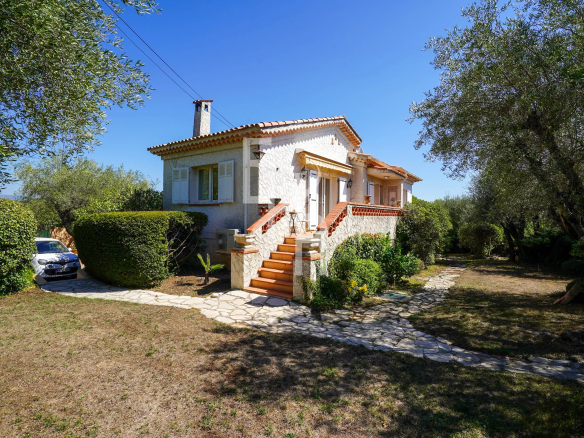 Villa familiale provençale avec piscine à Opio, Valbonne, entourée d'un jardin.
